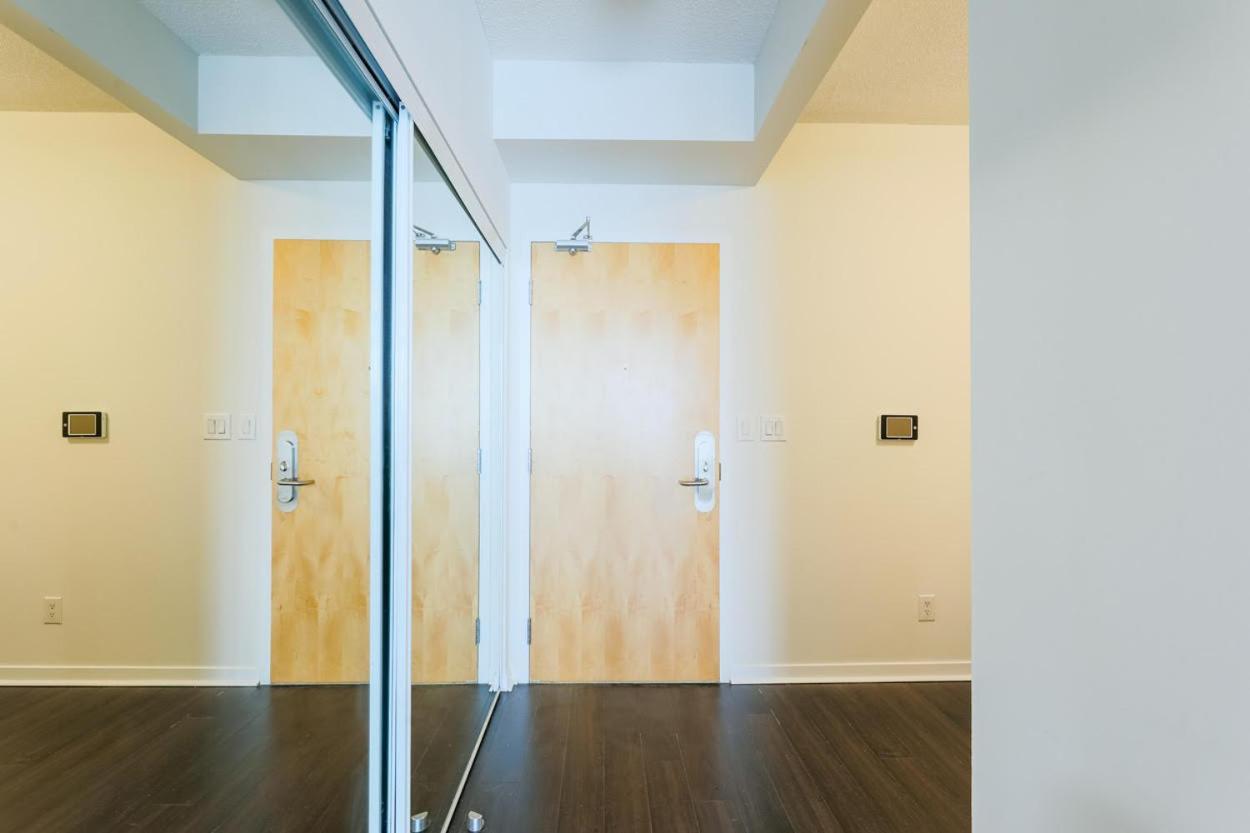Skyline Elegance Condo Toronto Exterior photo