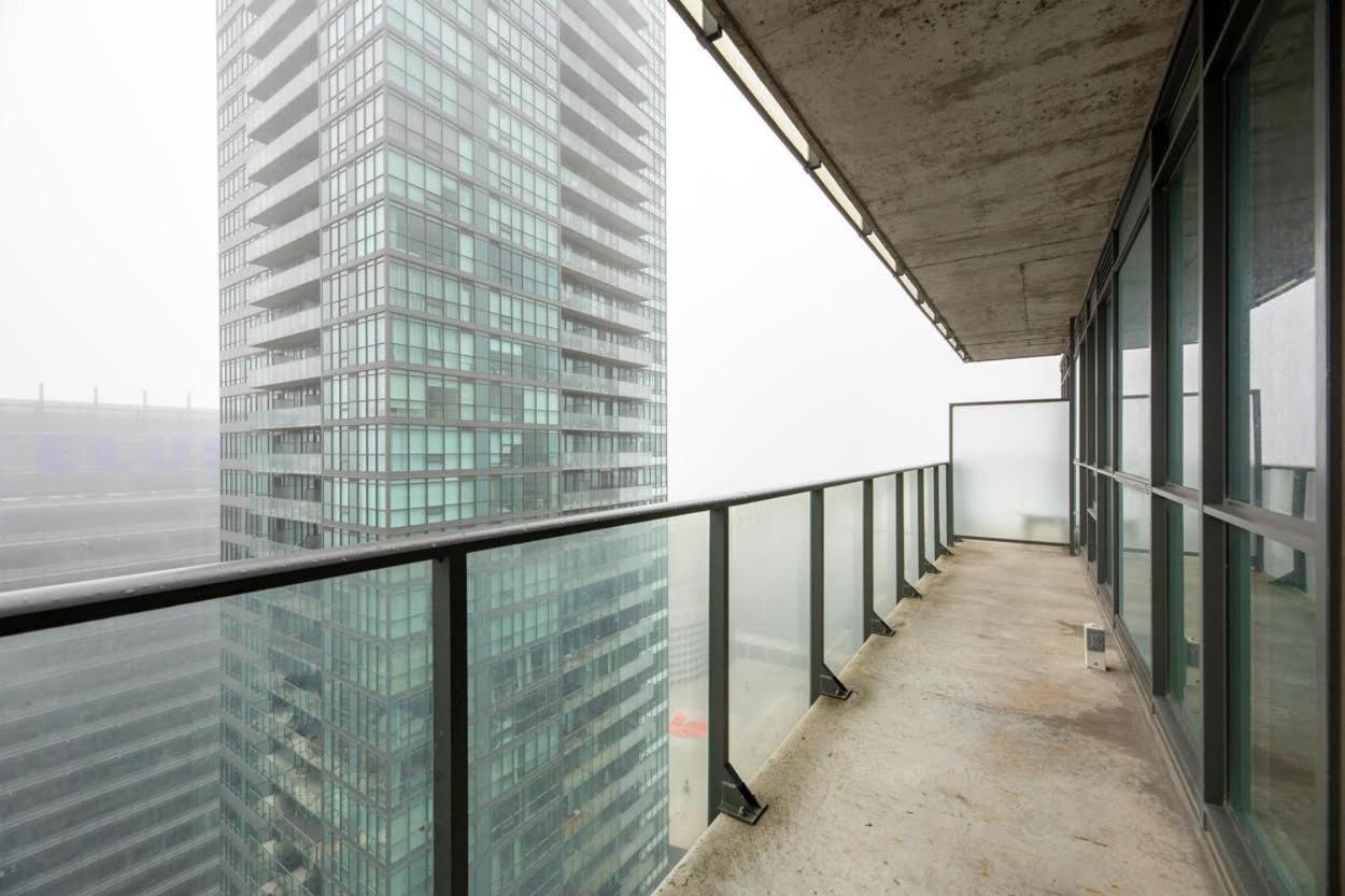 Skyline Elegance Condo Toronto Exterior photo