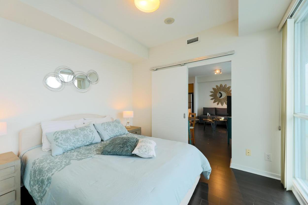 Skyline Elegance Condo Toronto Exterior photo